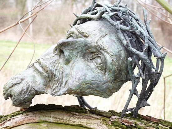 Confiance-vertrouwen is een bronzen portret van Jezus| bronzen beelden en tuinbeelden, figurative bronze sculptures van Jeanette Jansen |